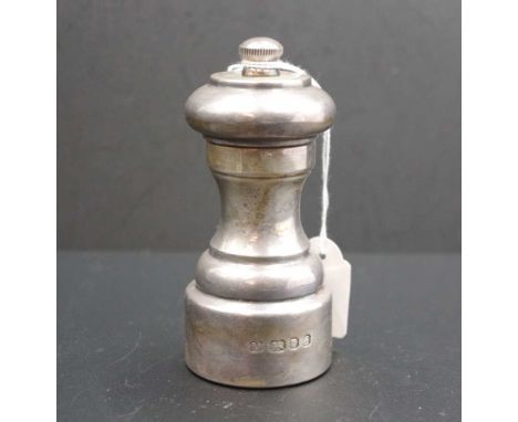 Elizabeth II sterling silver pepper grinder hallmarked for London 1979, (height 11cm approx).