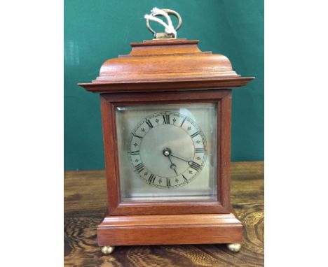 MAHOGANY CASED MANTEL CLOCK WITH 8 DAY BALANCE ESCAPEMENT MOVEMENT, SILVERED DIAL WITH ROMAN NUMERALS, STANDS ON BRASS BALL F