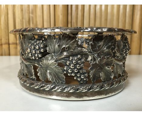 A GEORGE IV SILVER CIRCULAR COASTER OF FRUITING VINE DESIGN BY JOHN SETTLE AND HENRY WILKINSON, SHEFFIELD 1829, 15.5 CM 