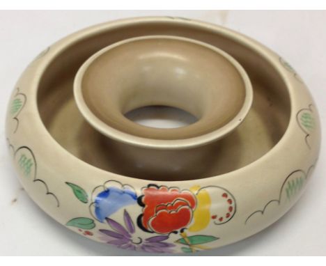 A CLARICE CLIFF POSY RING DECORATED WITH FLOWERS ON A BUFF GROUND, 19 CM DIAMETER 