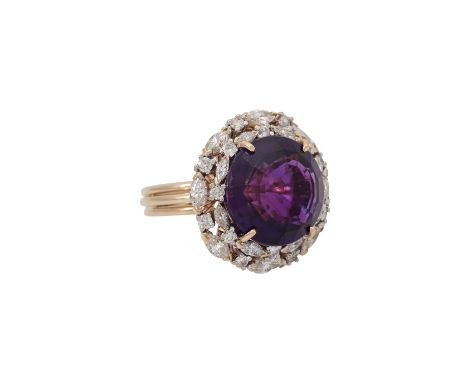 Ring mit Amethyst und zahlreichen Diamanten im Brillant- u. Navetteschliff, zus. ca. 1,8 ct, niedere bis mittlere Farbe u. Re