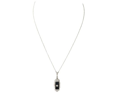Art Déco Collier mit Onyx und Altschliffdiamant von ca. 0,2 ct, ca. GET (M)/P1, sowie Diamantrosen von ca. 0,08 ct, zeittypis