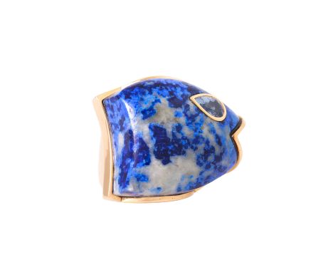 GÜNTER KRAUSS Ring mit  geschnittenem Lapislazuli als Fischkopf, heller Saphirtropfen als Auge. GG 18K, 54,5g. RW: 54, 20./ 2