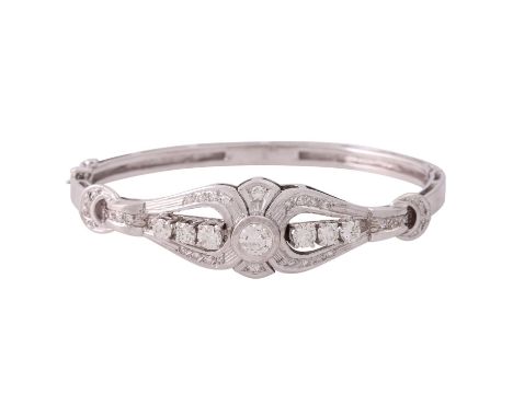 Armreif mit zahlreichen Diamanten, zentraler Brillant ca. 0,8 ct, ca. LGW (J)/P1-2, weitere Diamanten im Brillant- u. Achtkan