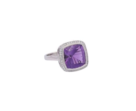 Ring mit Amethyst ca. 7,0ct, grav. umgeben von Diamanten im Brillantschliff zus. ca. 0,20ct, grav, ca. WEISS-LGW (H-I) /P1, W