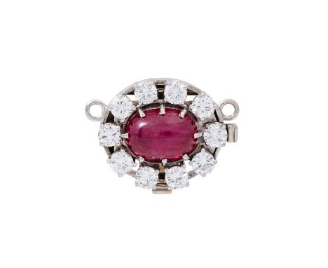 Schmuckschließe mit Rubin im Cabochon-Schliff, behandelt, umgeben von 10 Diamanten im Brillantschliff von zus. ca. 0,9ct, ca.