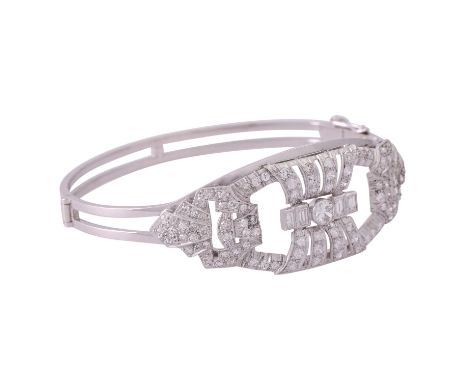 Art Déco Armreif mit Diamanten zus. ca, 1,9 ct, versch. Schliffe (vorwiegend Achtkantschliff), niedere bis mittlere Reinheit,