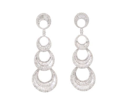 Paar Ohrhänger mit Diamanten im Trapezschliff zus. ca. 3,9ct, und Brillantschliff zus. ca.1.0ct, ca. LGW-GW (I-M) / P1-2, Ste