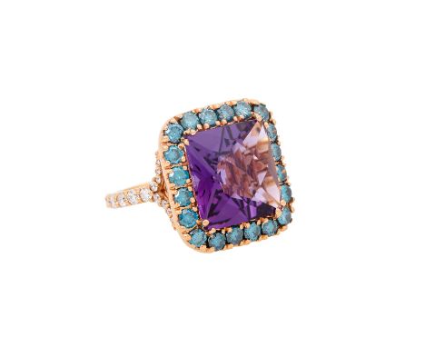 Dekorativer Ring mit Brillanten und Amethyst, quadratischer, facettierter Amethyst, flankiert von blauen Brillanten, beh., zu