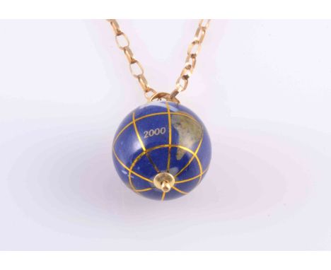 A GOLD, BLUE STONE AND ENAMEL PENDANT, the blue stone pendant depicting a globe with gold, white, green and yellow detailing 