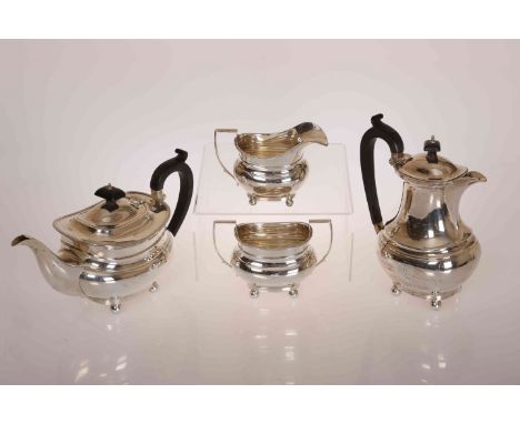 A GEORGE V SILVER THREE PIECE TEA SERVICE, Ernest Druiff & Co, Birmingham 1924, comprising teapot, cream jug and two-handled 