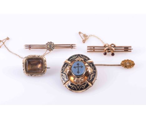 A COLLECTION OF VICTORIAN BROOCHES TO INCLUDE AN AGATE AND ENAMEL LOCKET BROOCH, the agate engraved with a cross to the centr