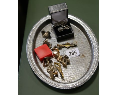 Cufflinks, brooch, pendant on chain and other sundries 