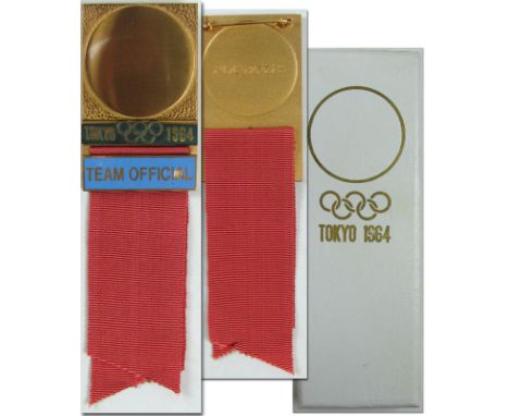 Teilnehmerabzeichen 1964 - Offizielles Teilnehmerabzeichen Tokyo 1964 „Team Official“. Bronze, vergoldet. Schriftleiste hellb