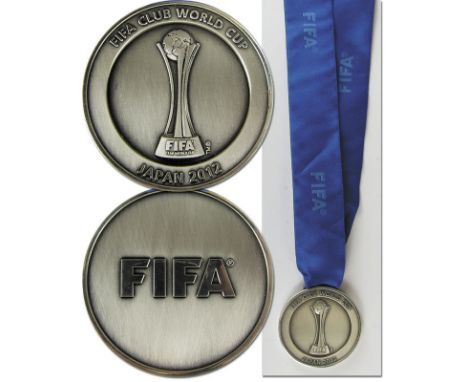 Siegermedaille 2012 - FIFA Club World Cup Japan 2012. Für den 2.Platz des Chelsea FC. Bronze, versilbert, 5 cm mit original S