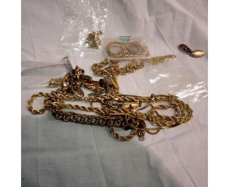 Quantity of gold plated and yellow metal neck chains, bracelets and cufflinks. UK P&amp;P Group 1 (£16+VAT for the first lot 