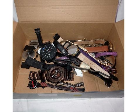 Box of mixed wristwatches. UK P&amp;P Group 2 (£20+VAT for the first lot and £4+VAT for subsequent lots) 