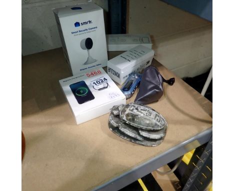 Smart wireless chargers and two mini telescopes. UK P&amp;P Group 2 (£20+VAT for the first lot and £4+VAT for subsequent lots