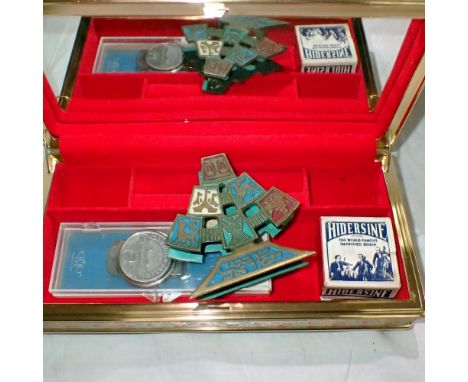 Lined jewellery box and contents. UK P&amp;P Group 3 (£30+VAT for the first lot and £8+VAT for subsequent lots) 