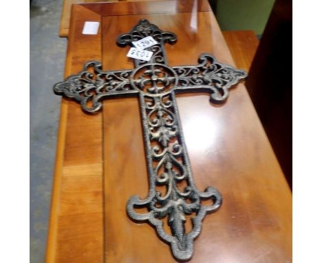 Cast iron metal cross, H: 43 cm. UK P&amp;P Group 2 (£20+VAT for the first lot and £4+VAT for subsequent lots)