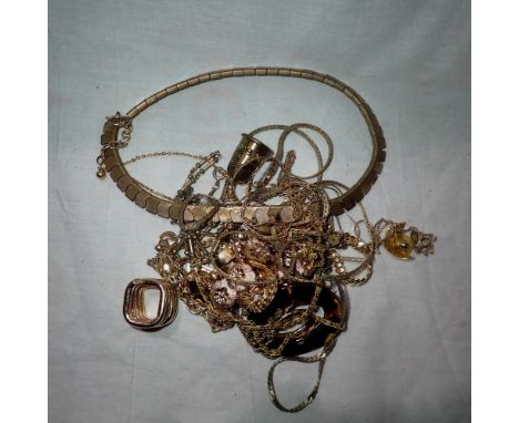 Mixed yellow metal jewellery. UK P&amp;P Group 1 (£16+VAT for the first lot and £2+VAT for subsequent lots) 