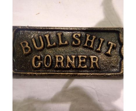 Cast iron bull**** corner plaque, L: 14 cm. UK P&amp;P Group 1 (£16+VAT for the first lot and £2+VAT for subsequent lots)