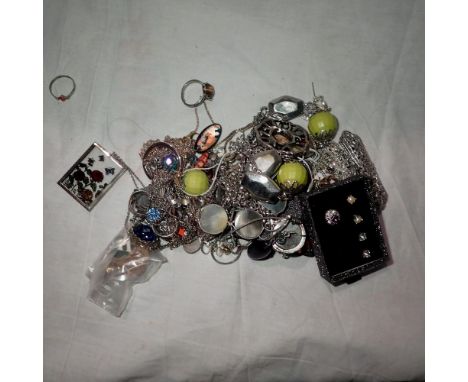 Mixed white metal jewellery including silver. UK P&amp;P Group 2 (£20+VAT for the first lot and £4+VAT for subsequent lots) 
