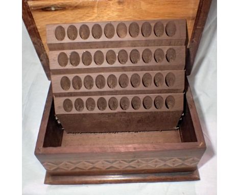 Wooden inlaid pop-up cigarette box. UK P&amp;P Group 2 (£20+VAT for the first lot and £4+VAT for subsequent lots) 