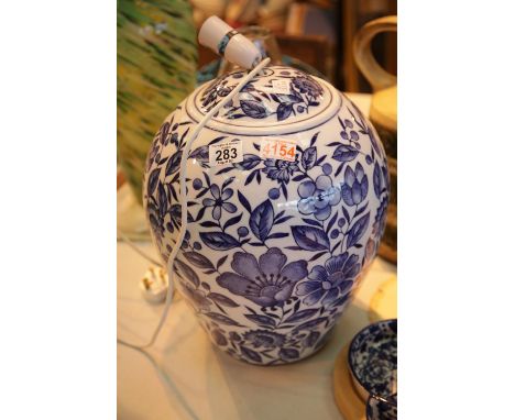 Blue and white vase shaped table lamp. This lot is not available for in-house P&PCondition Report: All electrical items in th