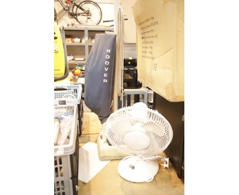 Vintage Hoover vacuum cleaner and a desk fan. This lot is not available for in-house P&PCondition Report: All electrical item
