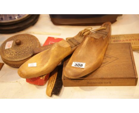 Collection of mixed vintage treen including an advertising cribbage board, boxes, shoe stretchers etc. P&amp;P Group 3 (£25+V