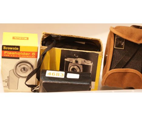 Tray of vintage cameras including Brownie flash holder, Brownie 44A camera, Brownie C camera and Instamatic 50 camera. P&amp;