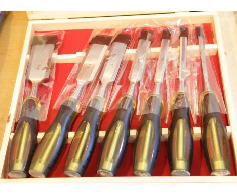 New Deluxe chisel set. P&amp;P Group 3 (£25+VAT for the first lot and £5+VAT for subsequent lots) 