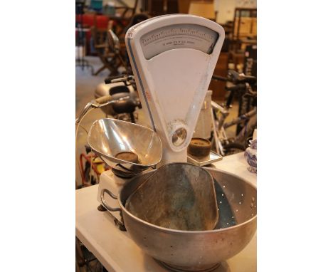 Weighmaster 10lb counted scale with scoop basin and calendar. This lot is not available for in-house P&amp;P 