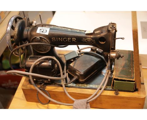 Vintage singer sewing machine with accessories. This lot is not available for in-house P&P.Condition Report: All electrical i