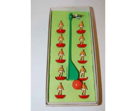 A tray lot including two boxed Subbuteo teams, vintage jigsaw etc Condition Report: All players other than the goalkeeper loo