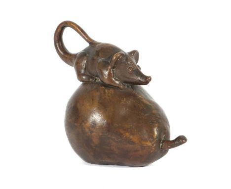 Rumpf, GernotGeb. 1941 in Kaiserslautern, Studium an der Akademie der Bildenden Künste in München. "Spitzmaus auf Birne", Bro