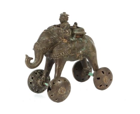Elefant mit ReiterIndien, 19./20. Jh., Bronze, vollplastische Ausführung auf Rollen, HxL: ca. 15,5/14,5 cm.