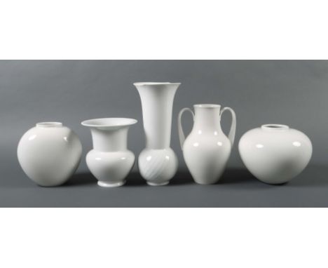 Konvolut von 5 Vasen4x KPM, Berlin, nach 1945 und 1x Meissen, nach 1934, Weißporzellan, glasiert, best. aus: 1x Langhalsvase 