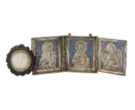 Reiseikone und Klosterarbeit19./20. Jh., "Triptychon", Russland, Bronze reliefiert, tlw. emailliert, innenseitig mit "Christu