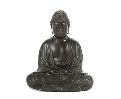 Buddha DaibutsuJapan, 20. Jh., Bronze geschwärzt, Bodenstempel mit Kalligrafie, darum vier geritzte Symbole, H: ca. 20,5 cm.