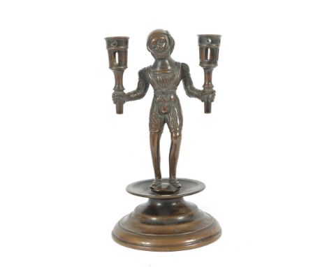Figürlicher Leuchter19. Jh., Bronze, runder Stand, die vollplastische Figur in stehender Haltung, die 2 Tüllen haltend, H: ca
