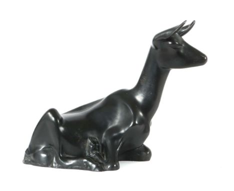 Bildhauer des 20. Jh."Antilope", Bronze, patiniert, vollplastische, stilisierte Darstellung des Tieres liegend, bodenseitig m