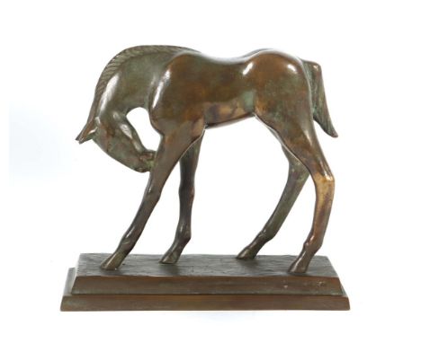 Bildhauer des 20. Jh."Das Pferd", Bronze patiniert, vollplastische, stilisierte Ausführung des Tieres, sich das Vorderbein kr