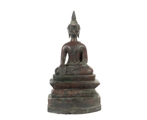 Lanna-BuddhaThailand, 19./20. Jh., Bronze patiniert, auf Thron sitzend, H: ca. 36 cm. Sockelkante mit 2 kl. Ausbruchstellen. 