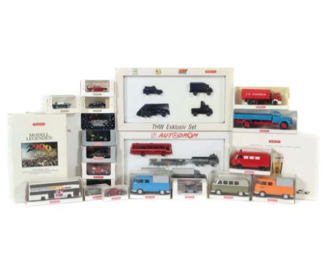 Konvolut ModellautosWiking, M 1:87 und M 1:40; 5 Sets, M: 1:87: 1x "Modell Legenden 2000"; 1x "Taximodelle von 1947 bis heute