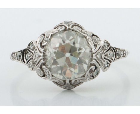 Schöner Art Déco-Ring mit Diamanten1930er Jahre, Platin ca. 2,8 g, ornamentale Ringschiene zentral mit einem größerem und sei