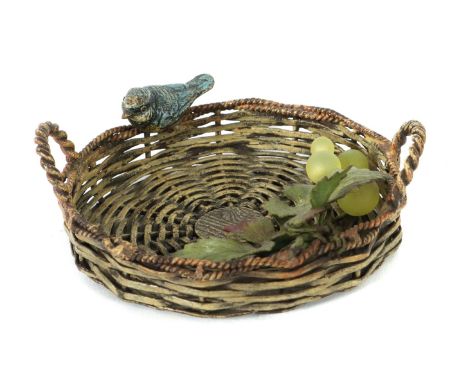 Korb mit BlaumeiseWiener Bronze, um 1900, Bronze kalt bemalt, die Trauben aus Glas, ungemarkt, D: ca. 11 cm.