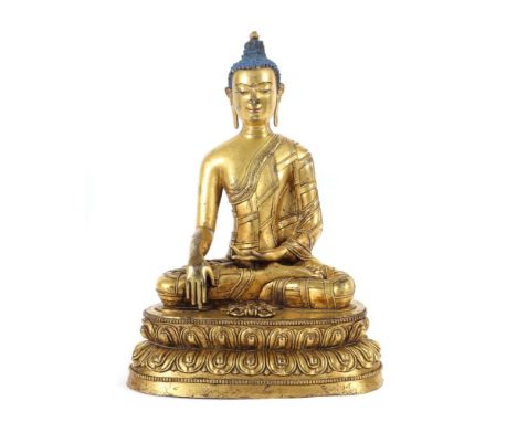 Buddha Shakyamuni19. Jh., sinotibetisch, Bronze vergoldet, der Sockel in der Front vergoldet, in strukturierten Gewand, auf d