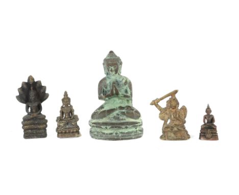 5 Buddha-MiniaturenIndien/Nepal, 2. Hälfte 20. Jh., Bronze, in unterschiedlichen Darstellungen, H: bis 7 cm.
